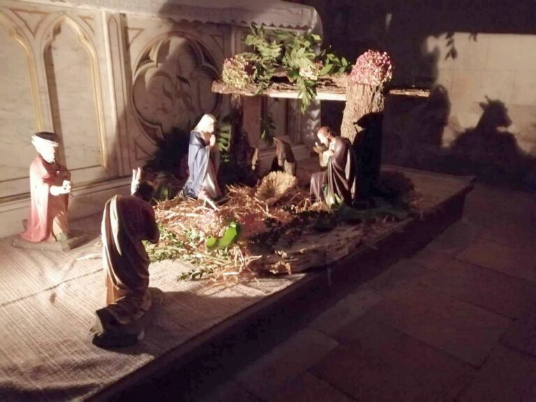 Au premier jour de décembre, la crèche de Noël orne l’église La